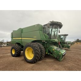 2017 John Deere S690 Harvester