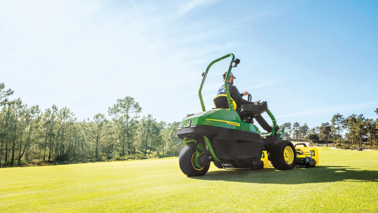 JD-2775-E-Cut-Greens-Mower-Back-Right-Sunny-WebBlock-1280x720