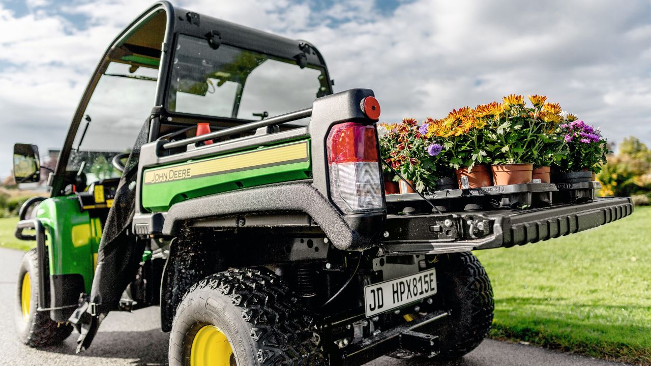 JD_Gator_back_left_flowerpots_close_1280x720