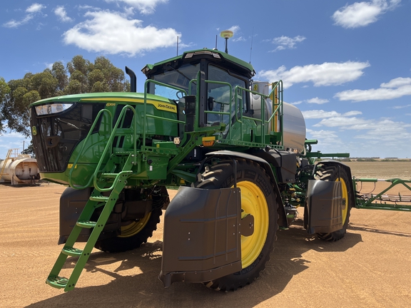 513837-616R-John-Deere-Sprayer